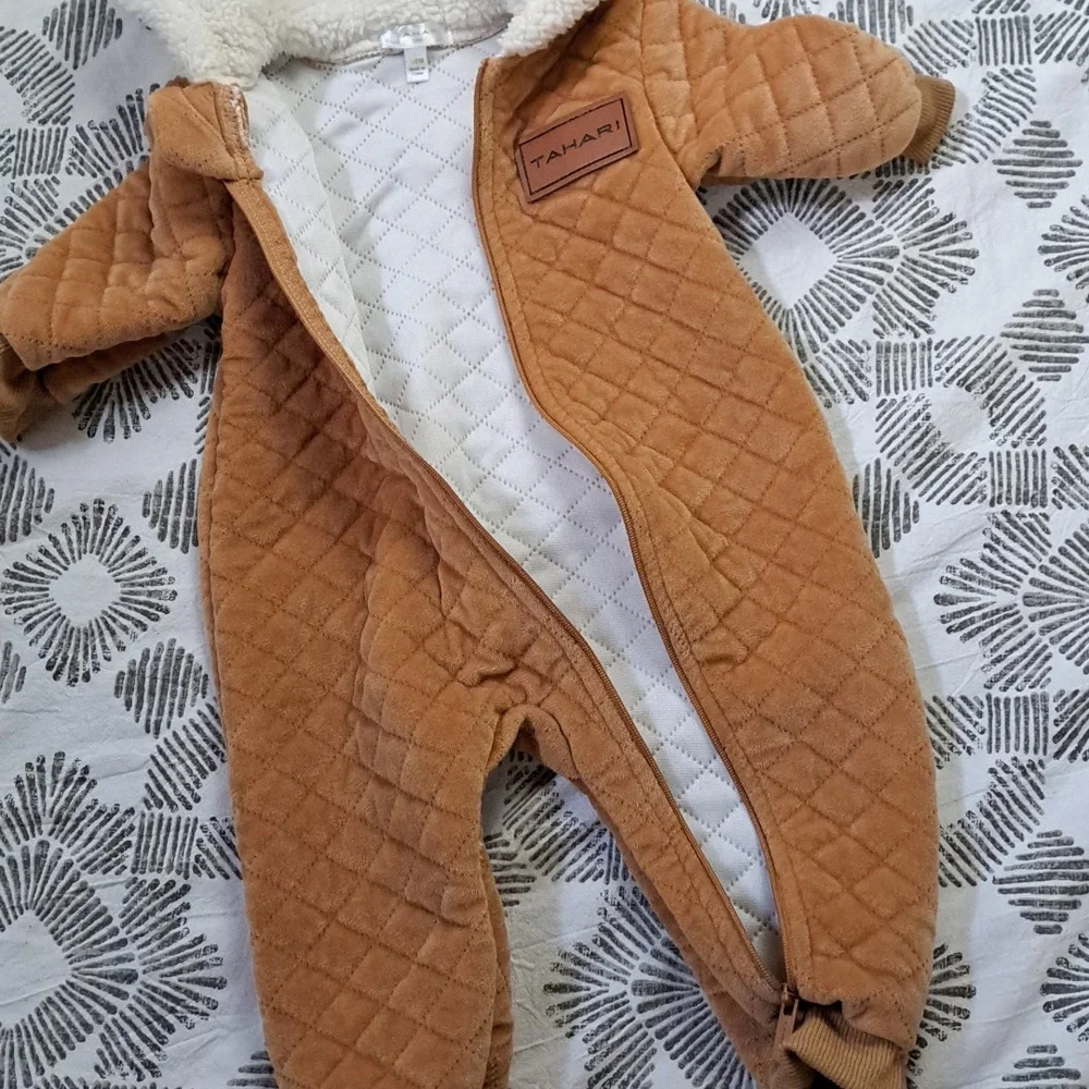 Tahari Baby quilted velour fleece lined hood full zip onesie sz6-9mos